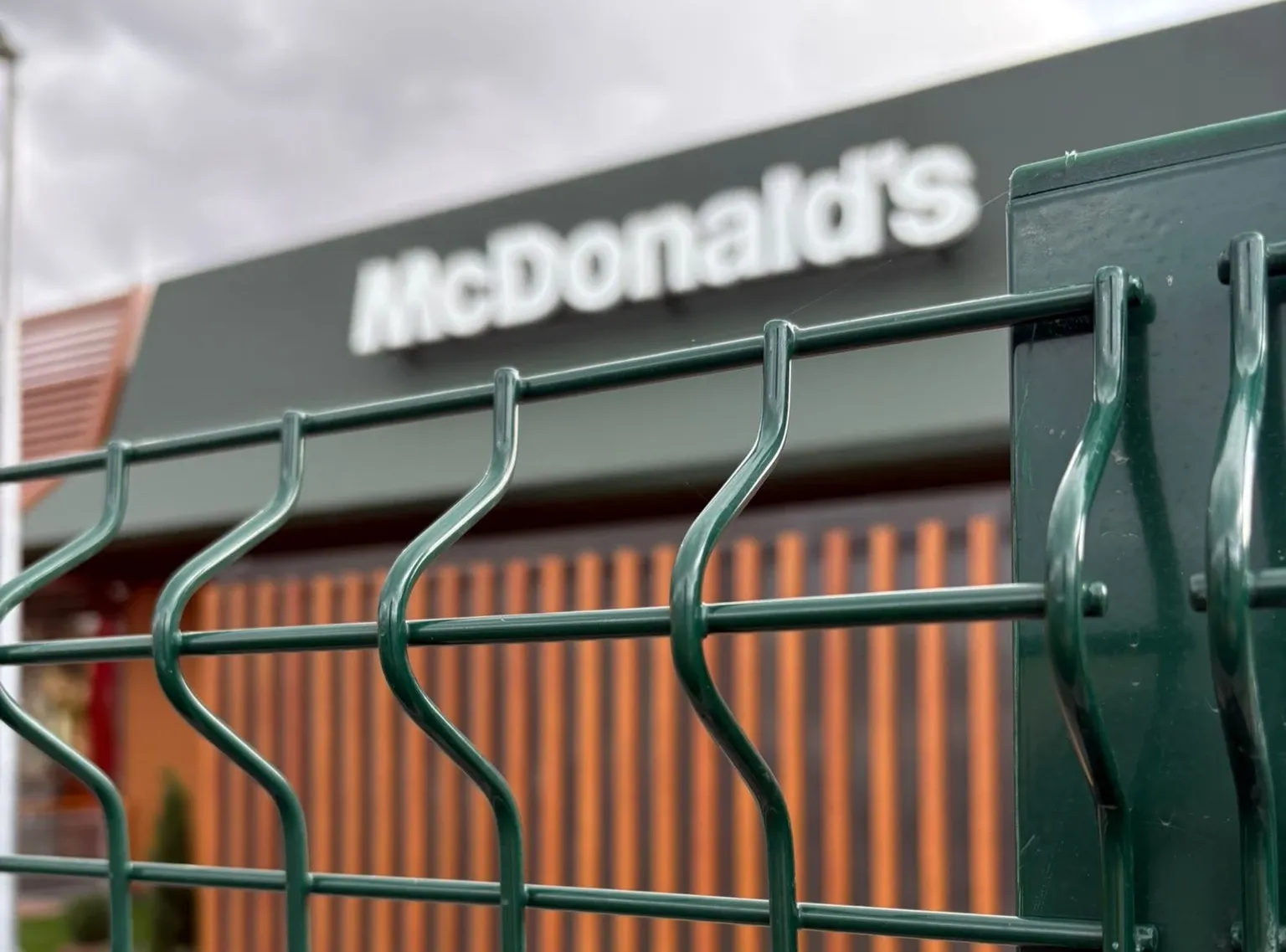 Nouveau McDonald's à Malaga : une clôture en panneaux à maille pliée Indusmetal Torres