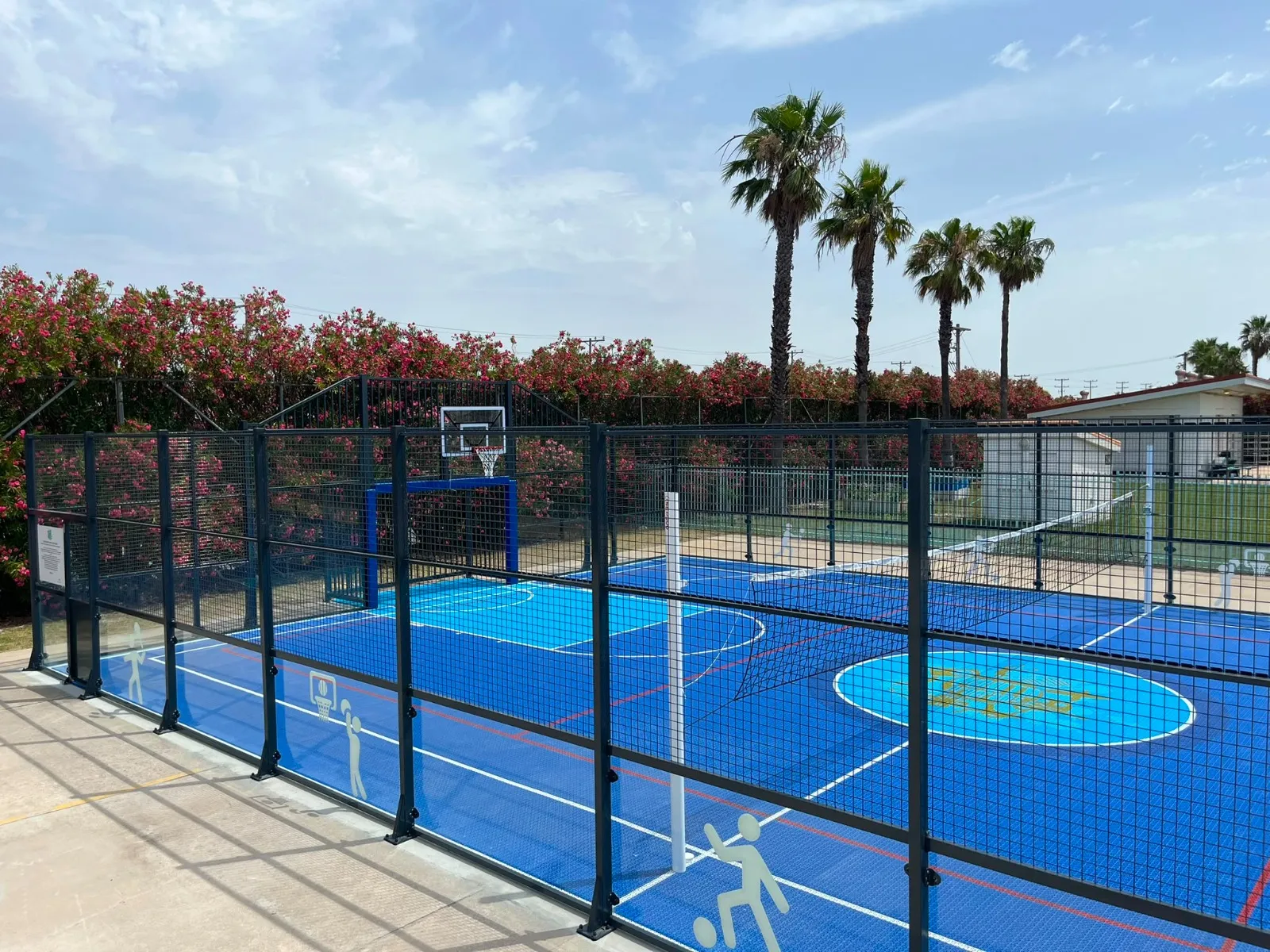 Terrain multisports InduSport : fabrication, clôture et un projet réel sur la base militaire de Morón